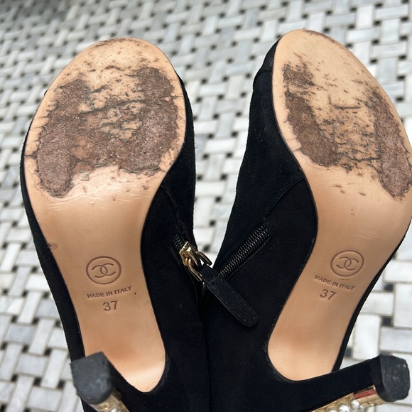 Chanel suede booties. Perfect condition 3 pearls missing. Size 37. - Picture 5 of 7